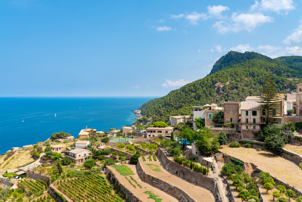 #Mallorca siempre es una buena opción, no importa cuando vayas a visitarla. Más allá de #Valldemossa o #Deià, la #SerradeTramuntana esconde secretos tan bonitos como Banyalbufar, un pintoresco pueblo con unas vistas al mar y un montón de calas preciosas.