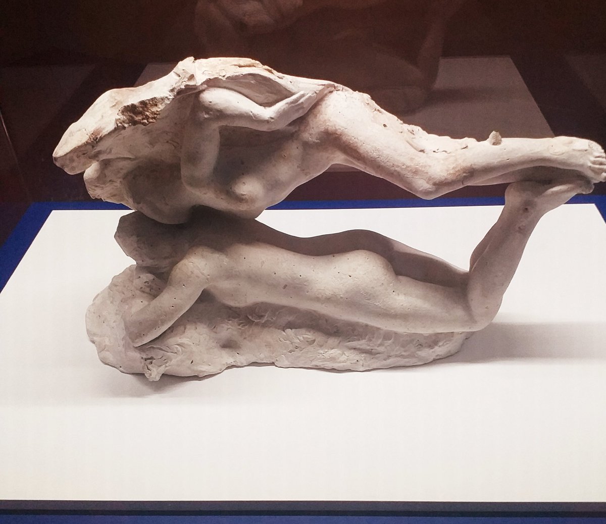 Decía Rodin que la belleza se atrae, la belleza se encuentra. Que cuando dos figuras están hechas para encontrarse, basta dejarlas solas e irán sin dilación la una a la otra. 
'El beso del Ángel' #expoRodin