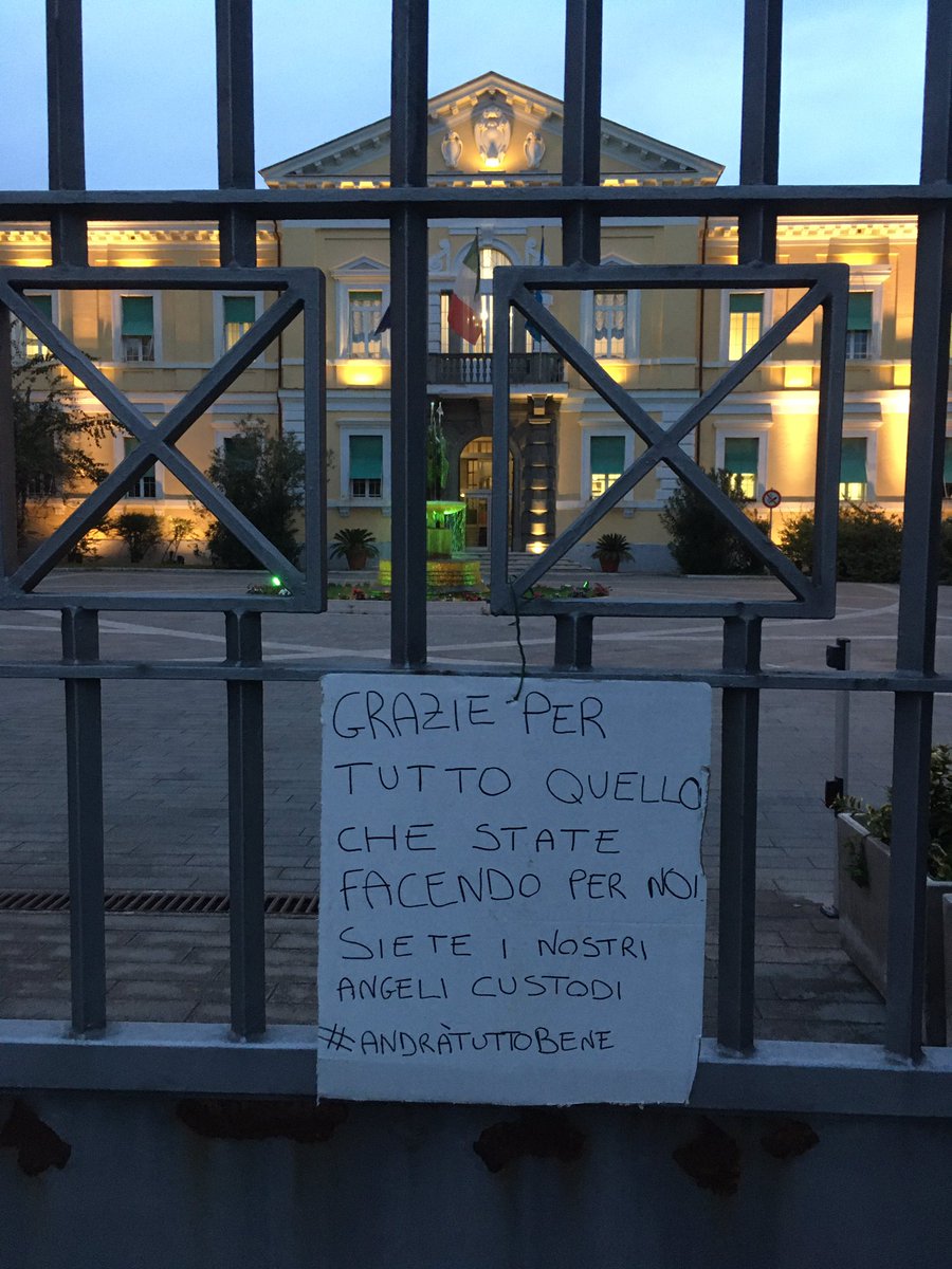 GiusiLiuzzi's tweet photo. Mi sono commossa trovando questo fuori il mio @INMISpallanzani  grazie grazie per il vostro sostegno... #COVID2019 https://t.co/zIyv9vtcAr