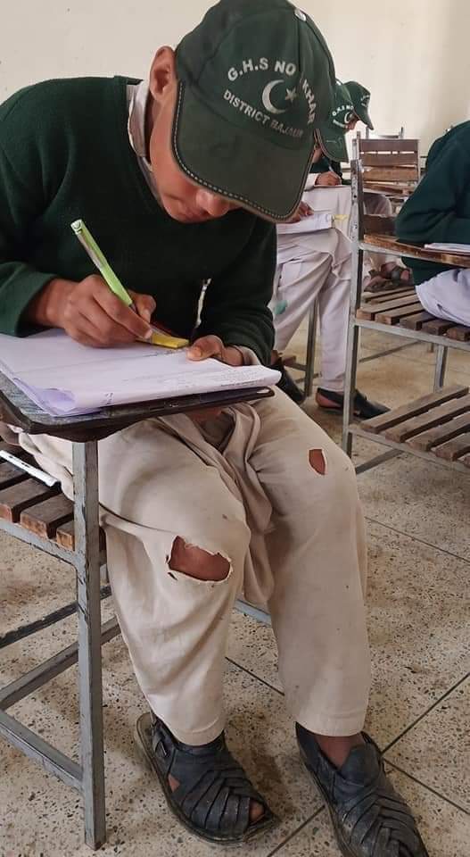 Shamimullah101's tweet photo. شوق اور لگن ہو تو مشکلات کتنی ہی کیوں نہ ہو
منزل کو حاصل کر ہی لیا جاتا ہے  ۔۔
یہی چراغ جلیں گے
تو روشنی ہو گی۔۔۔۔۔
اللہ اس بچے کو
اور اس جیسے اور بچوں کو جو تنگدستی میں تعلیم حاصل کر رہے ہیں
کامیاب کریں۔ امین
#promote_education https://t.co/SnZI2Z2RB7