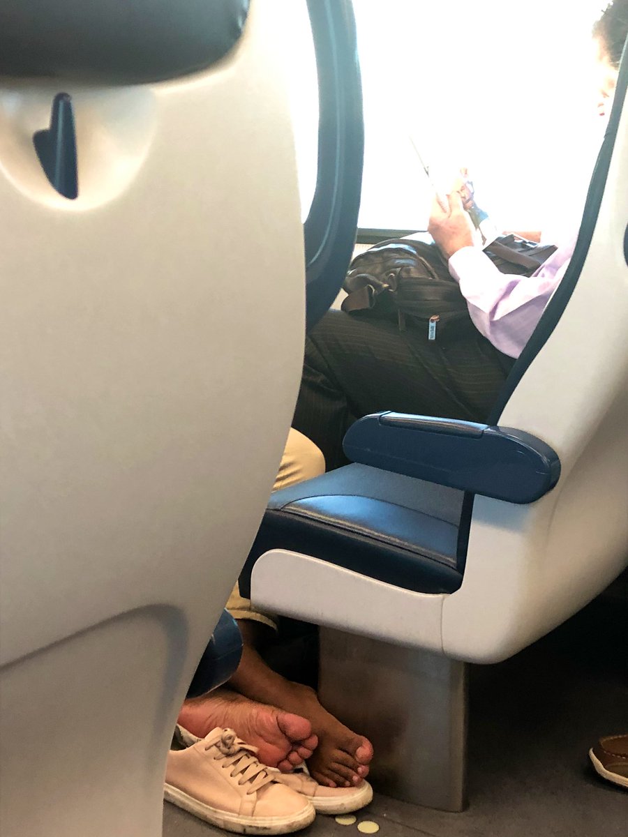 Reflection29's tweet image. Seriously! 😒Gross  🦠🤮 there’s close to a pandemic.  Come on ppl #NJTransit  @NJTRANSIT_NJCL
