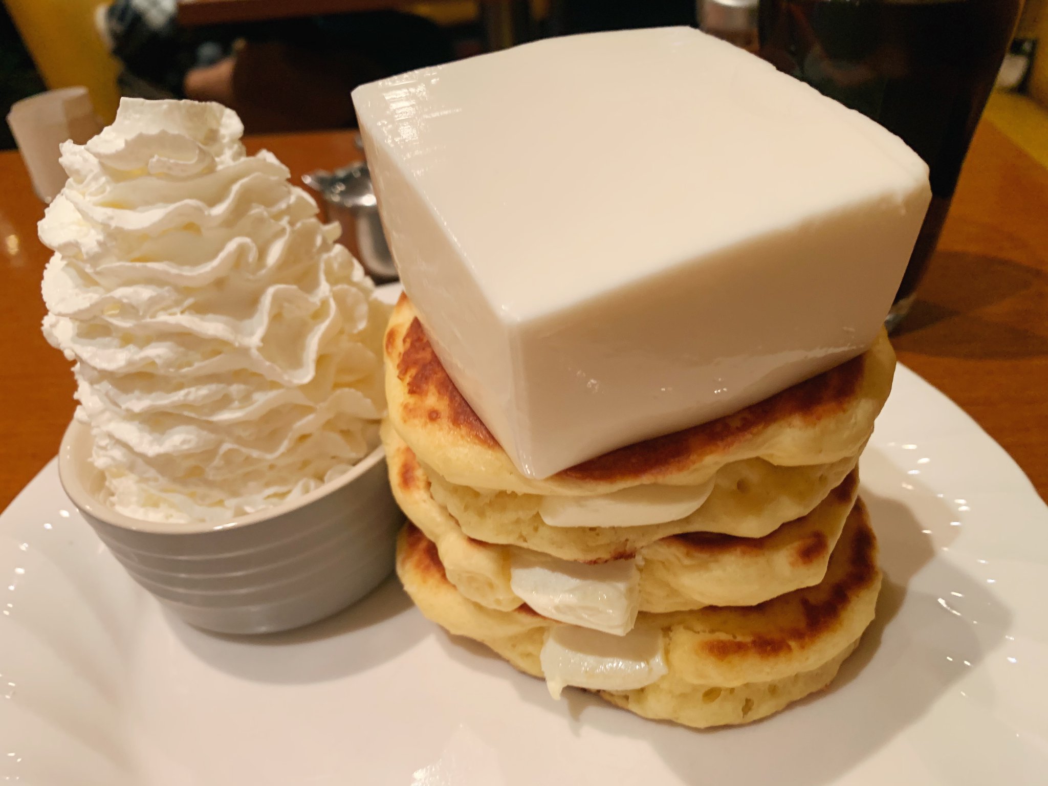 唯一無二の絶品グルメ むにぐるめ Egg Moon Cafe 埼玉 上福岡駅から徒歩22分 巨大 なレアチーズを乗せた クリームチーズパンケーキ を食べられるカフェ 生地にクリームチーズを入れて焼き上げられており しっとり食感を楽しめるパンケーキ