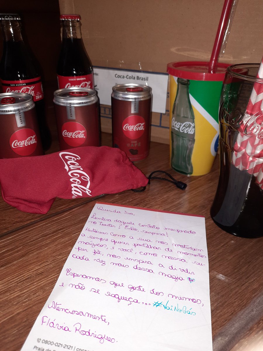 isa_u_u's tweet photo. Meu primeiro recebidos da vida. A @CocaCola_Br me mandou uma caixa cheia de coisas após um tweet que expressei todo meu carinho pela bebida. A gentileza aumentou ainda mais o gosto pela coca. Obrigada Flávia #VaiNoGas https://t.co/4GMWnb66oR