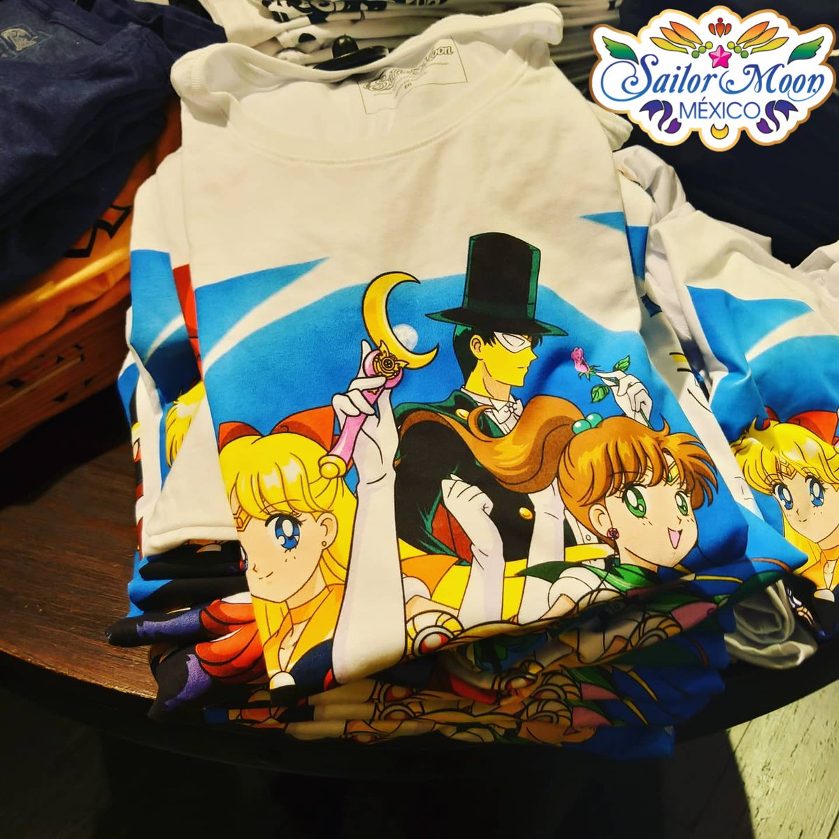 sailormoon_mx's tweet photo. ¿Ya tienen sus playeras oficiales de Sailor Moon?

@CCPerro nos sorprende con 2 diseños para hombre de Sailor Moon, totalmente oficiales y hechos en nuestro país. Las tallas van desde la chica, mediana, grande y extra grande por solo $ 129 pesos.

Búsquenlas en el área juvenil https://t.co/LgaCHmsk0q