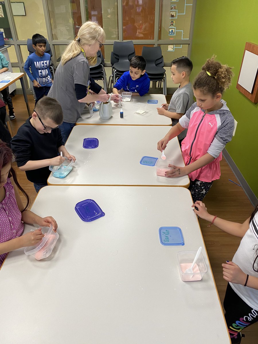 MrsFallucca's tweet photo. 2nd graders learned that some materials can act as both a solid and a liquid! They 💚 making oobleck! #ECJJaguars #ccsd93 #NGSS https://t.co/38wpXS5xnv