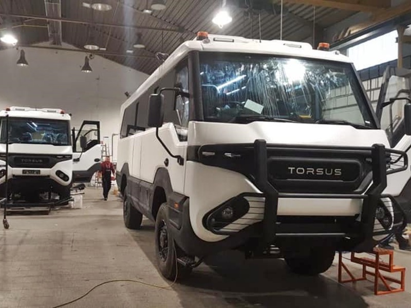 BUS4x4's tweet photo. Check the 2 x Torsus Praetorian 4WD Buses ready to be shipped to a Bus 4x4 mining customer in PNG. The build of these 4WD buses was a culmination of a combined effort by Torsus engineers and the Bus 4x4 team.
#bus4x4 #torsuspraetorian #4wdbus #4x4bus #overland #4wd #4x4offroad https://t.co/S5boigNkd8