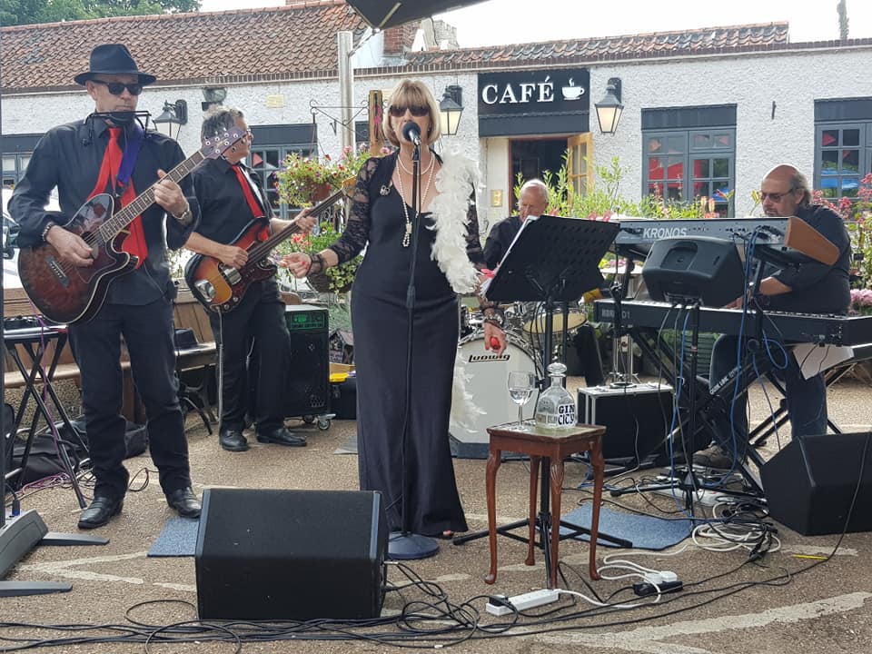 #SundaySession this week is from the wonderful, glamorous #GINCITY 4pm start #sundayfunday #livemusic #pubmusic #norfolkbands #blues #swing #boogiewoogie #dance