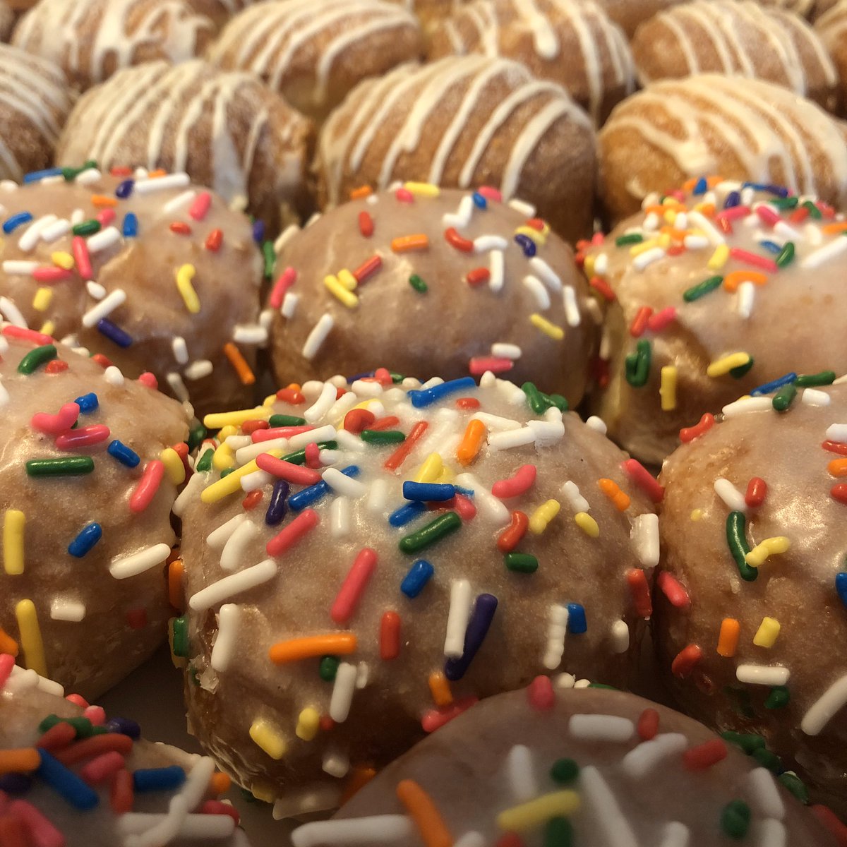 TOMORROW: Come grab some of these bad boys during our first #SSAZ breakfast of 2020! After all, who doesn’t love a good donut and politics in the morning? It’s not too late to register! 🍩 ☕️ statesocietyaz.com/upcoming-event…