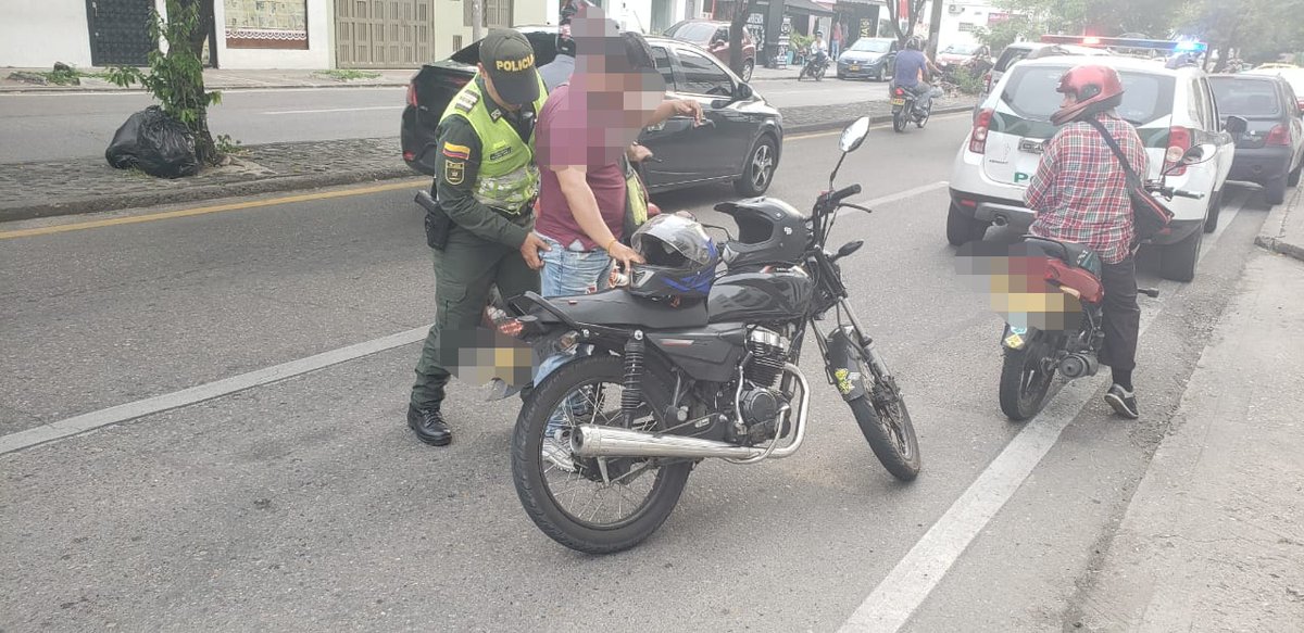 PoliciaNeiva's tweet photo. #SomosUnoSomosTodos planes de Registro y control a personas en las las vías de Neiva, por nuestros uniformados de la #PoliciaMetropolitanadeNeiva para fortalecer la seguridad de los ciudadanos. https://t.co/w0lFrRLJEm