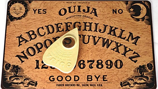 cronopiatw's tweet photo. Este hilo me llena de emoción, ya que creo que todos tenemos un lado “oscuro” y hace que esto nos llame la atención. Así que sin alargar, los dejo con: 
“La ouija”. Abro hilo: https://t.co/L79uLsAYFn