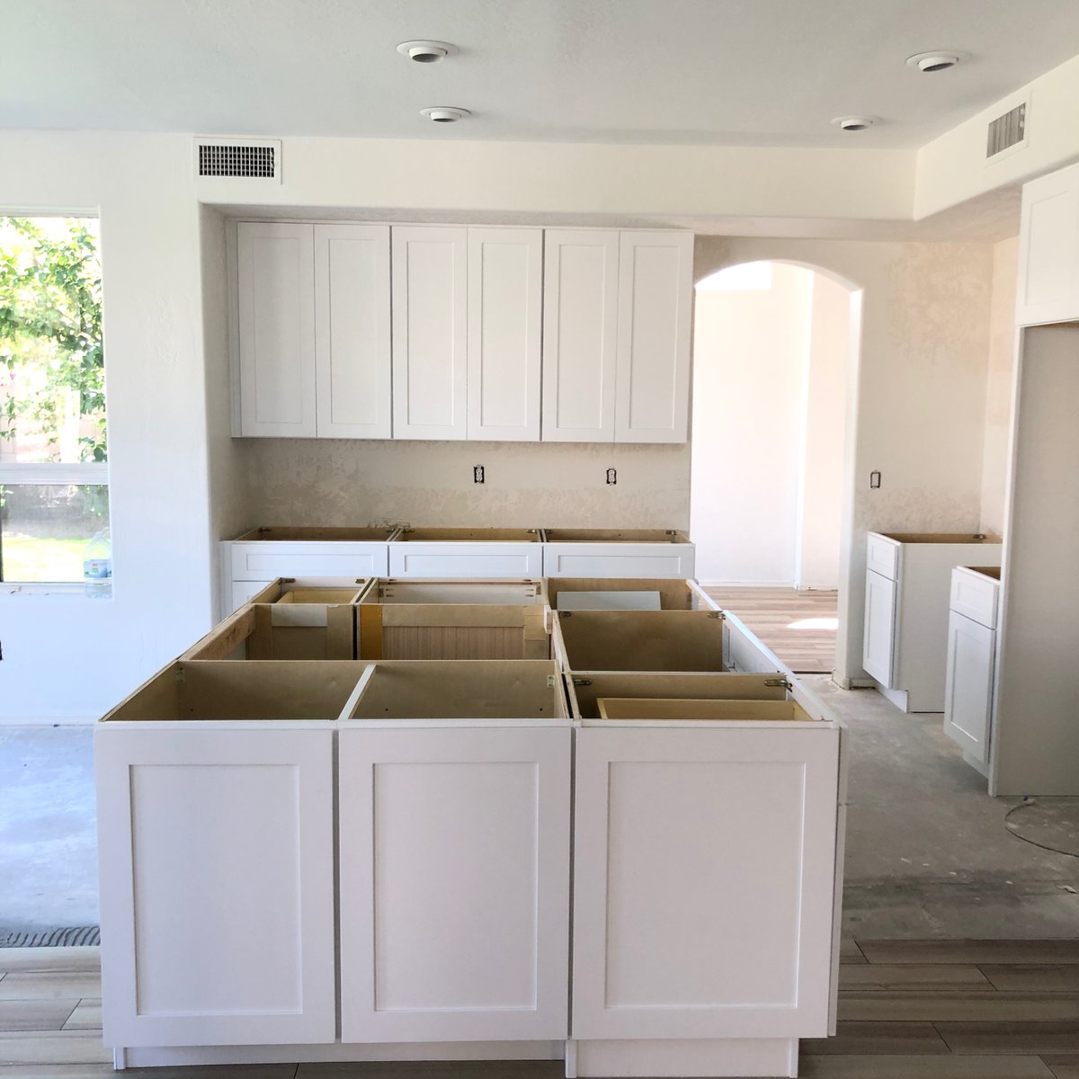 Topcomphomes's tweet photo. ✅ Cabinets and new kitchen island in place.
Next up....countertops 🙌🙌🙌
.
.
.
#topcomp #azrealestate #topdollar #sellformore #phoenixrealestate #scottsdalerealestate #renovations #updatetosell #renovatetosell https://t.co/ZMLbbHv7Sp