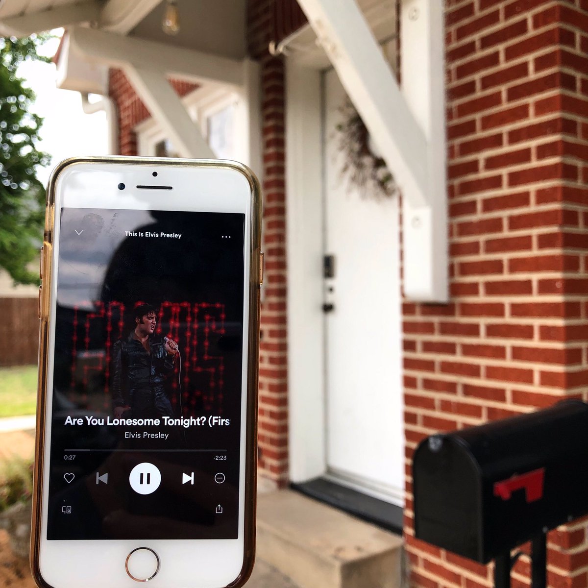 theelvishouse's tweet photo. #MusicMonday here at The Elvis House listening to Are You Lonesome Tonight. #theelvishouse #elvis #elvispresley #waco #tx #texas #travel #airbnb #comevisit #comeandstay #getaway #vacation #music #rocknroll #history #song #relax #unwind #monday #goodvibes #elviswashere https://t.co/BDSpLf7Hne