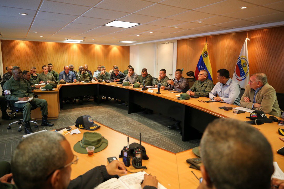 NestorLReverol's tweet photo. Desde la sede del @MIJPVenezuela hemos realizado reunión con todas las autoridades de seguridad y orden público del área metropolitana de Caracas. Hemos instruido reforzar el despliegue de nuestros cuerpos policiales para garantizar la tranquilidad de los venezolanos #9Mar https://t.co/lEIXGVNmlQ