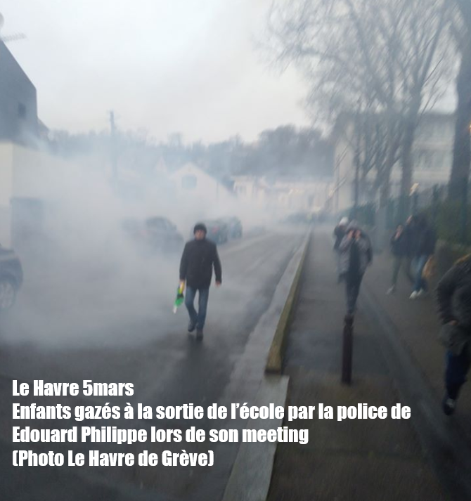 CgtTuifrance's tweet photo. 🤬 Meeting d'Edouard Philippe au Havre
A nouveau bunkerisé dans sa salle des fêtes le "forcené" fait gazer les manifestants... Et les enfants sortant  de l'école Jean Maridor  ( a droite photo)
Des manifestants ont mis les enfants a l'abri dans l'école...
https://t.co/4bqc1uWSCG https://t.co/6SJ4s16Pp8