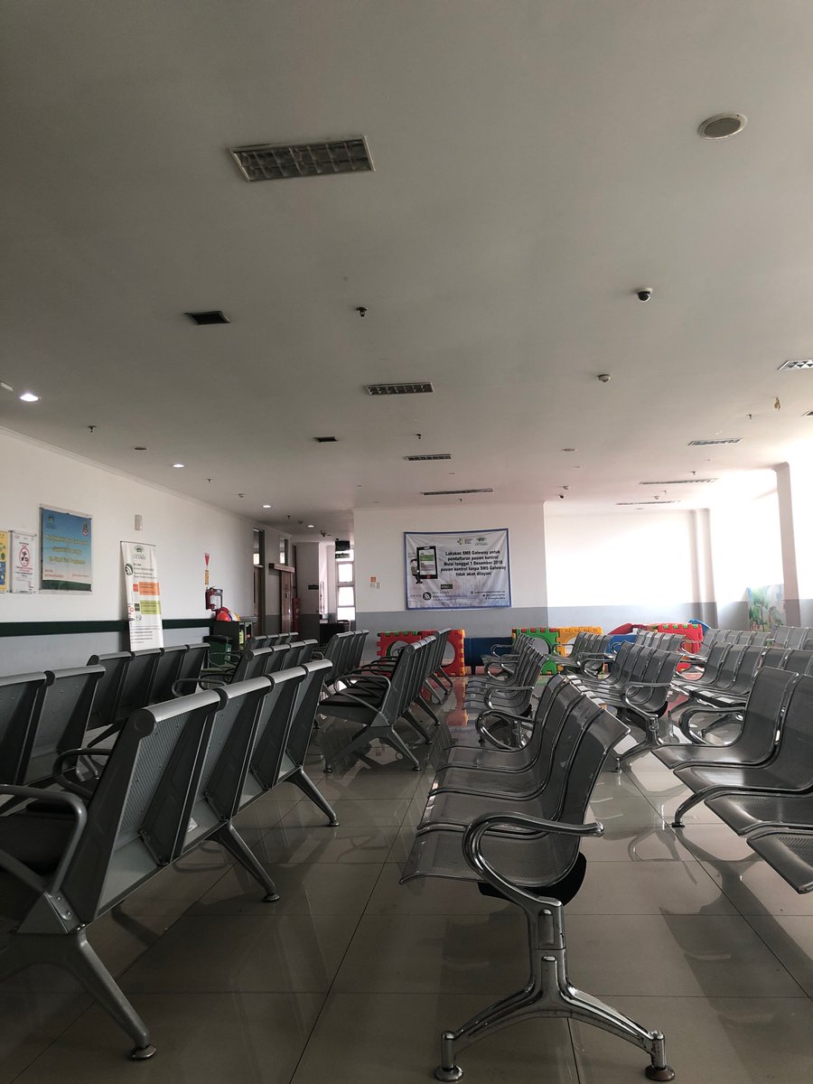 raishapi's tweet image. 2013 skripsian di sini. 
2015 @poundradhisatya magang di sini. 
2016 aku yang magang di sini. 
2020 kembali ke sini. 
Terlalu banyak alasan untuk harus betah berada di tempat ini. 💕