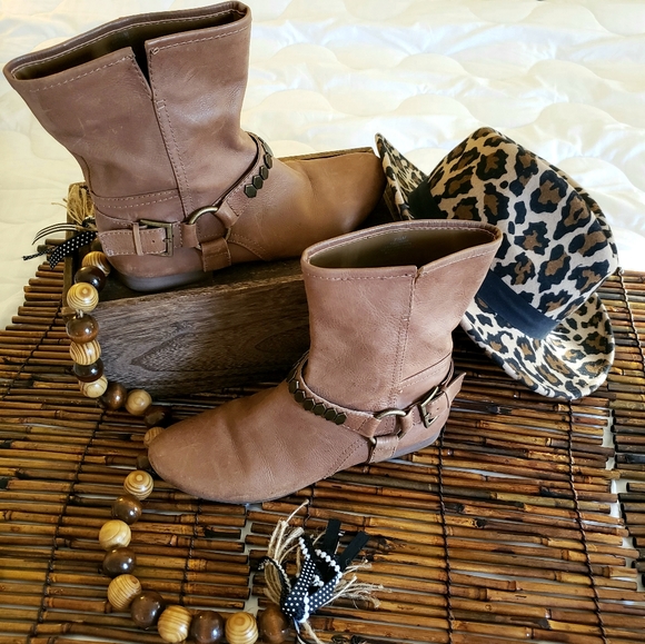 So good I had to share! Check out all the items I'm loving on @Poshmarkapp from @sylvoski #poshmark #fashion<a href="/tag/fashion"class="tags"><span>#fashion</span></a><a href="/tag/shopmycloset"class="tags"><span>#shopmycloset</span></a><a href="/tag/style"class="tags"><span>#style</span></a><a href="/tag/fox"class="tags"><span>#fox</span></a><a href="/tag/ninewest%20"class="tags"><span>#ninewest </span></a>