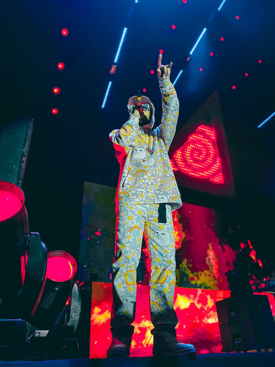 ayer tuve la oportunidad de fotografiar a <a href="/jhaycortez/">JHAYCO</a> en el <a href="/SneakerTopia_/">Sneakertopia</a> 🥳🔥 vienen unas fotos súper cool