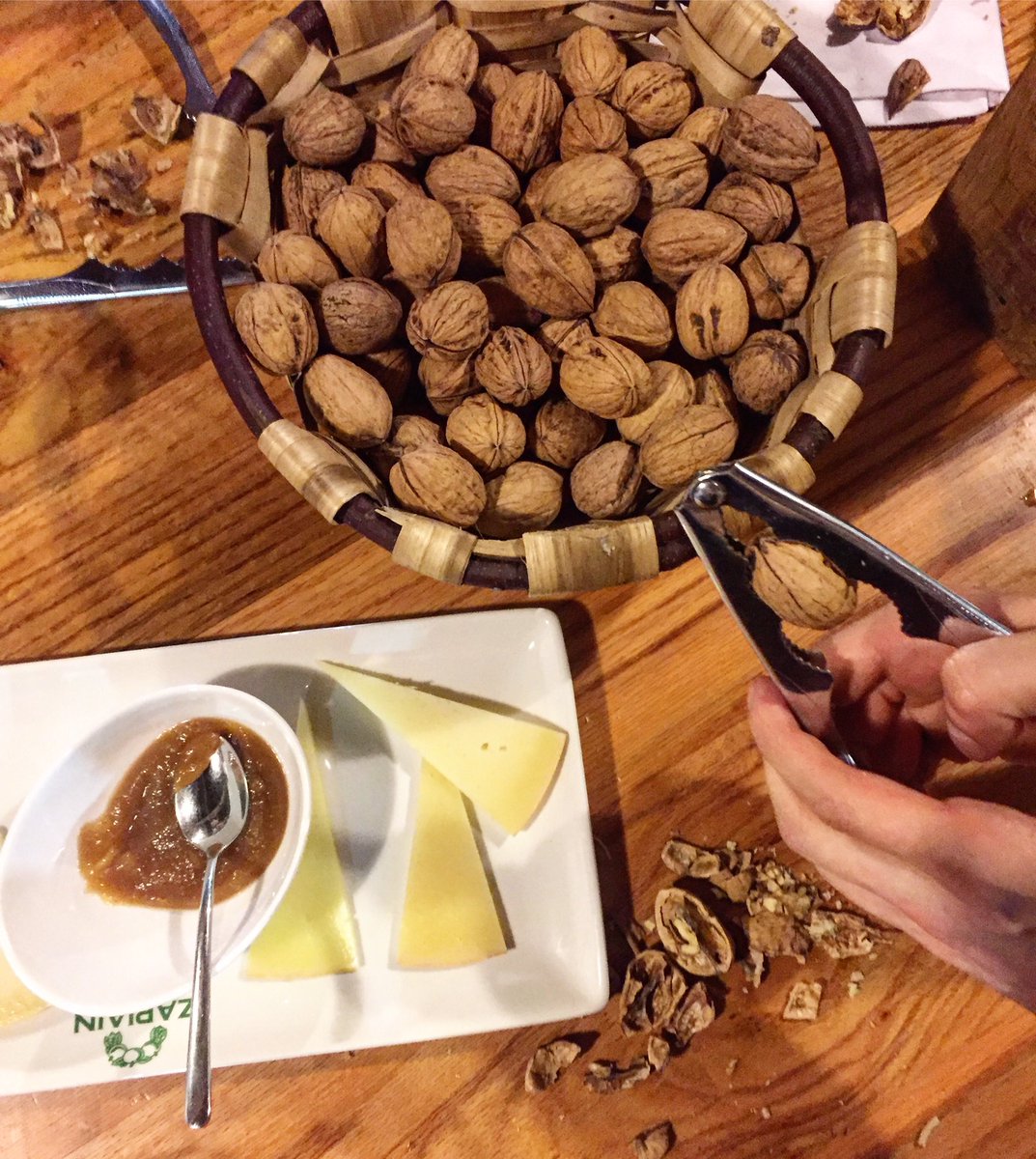 Sagardotegi dessert trifecta — a chunk of Idiazabal cheese, membrillo (or apple paste), and crack-your-own walnuts. 🧀🍏🌰 This is how every meal at a Basque cider house ends. 👌🙌 #sobremesa #mysansebastian⁣
⁣
‘Tis the season to head to the sidrerias: mimofood.com/en/experience/…