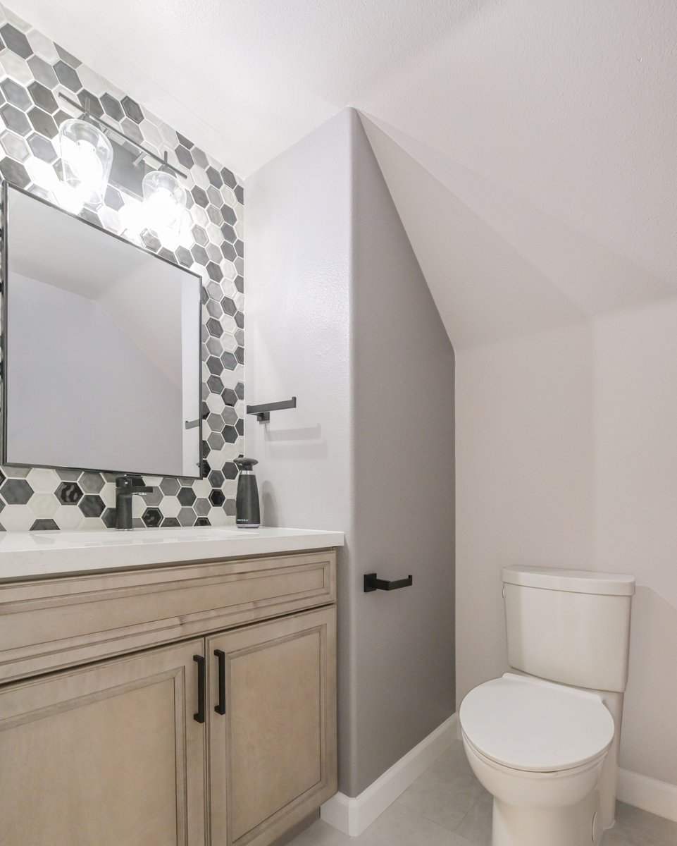 greenbayremodel's tweet photo. 🚨 FINISHED PROJECT ALERT!🚨Full home remodel featuring a very modern take on a kitchen, fireplace, and bathroom. Let us know what we can do for you!
#greenbayremodeling #homeredesign #kitchenredesign #jobwelldone #customerappreciation #tiling #moderndesign #bathroomredeisgns https://t.co/RUdSQ2hoUH