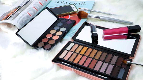 JustCaseUSA_'s tweet photo. Happy Monday! Start your week off w/our amazing makeup palettes💋
#makeup #makeuppalette #makeupgoals  #cosmetics #eyeshadowpalette #eyeshadow #eyeshadowlooks #makeupartist #mua #beauty #makeupaddict #makeuplife #makeuplifestyle #makeupjunkie #losangeles #beautystore #justcaseusa https://t.co/c10CdbwWvK