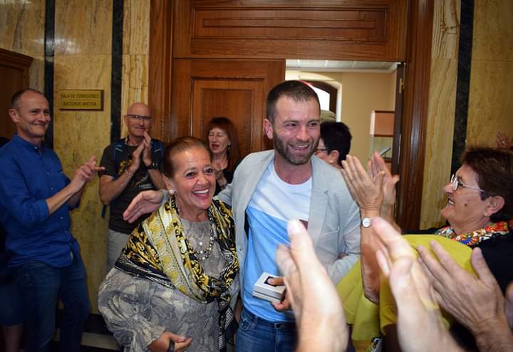 Argazki hau ekainekoa da, Navarra Suma #Lizarra ko alkatetzara ailegatu zenekoa. Gaurkoan gogora ekarri nahi dut zerbait goraipatzeko:
#HerritarrenIndarra
Esta foto es de cuando NA+ accedió a la alcaldía de #Estella en junio. La recuerdo para destacar algo:
#LaFuerzaDelPueblo