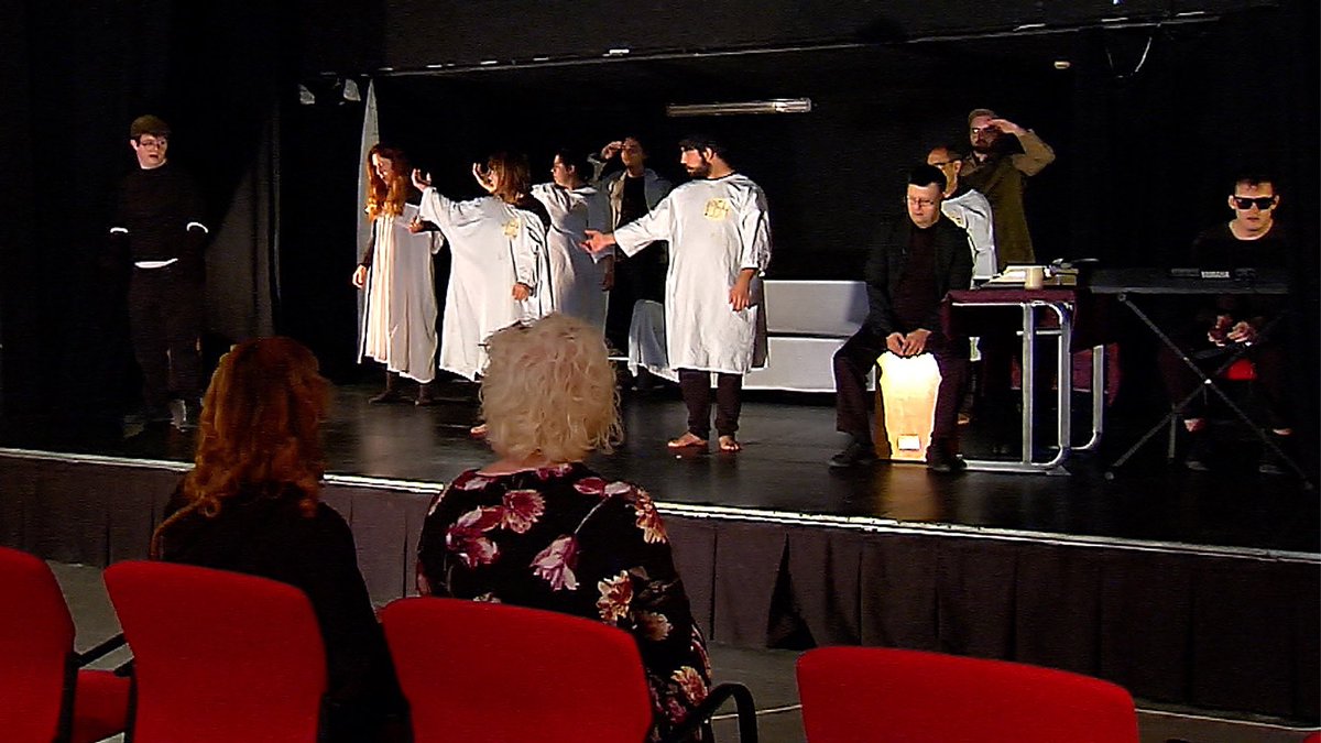 historiasdeanna's tweet photo. Pon @EDirectoTVE Mucha info de última hora, pero también reportajes sociales como #Gandula Una obra de @GrupoAMAS en @teatrobarrio de Lavapiés #Madrid Ley de vagos y maleantes a escena... https://t.co/1ouPS94SHI