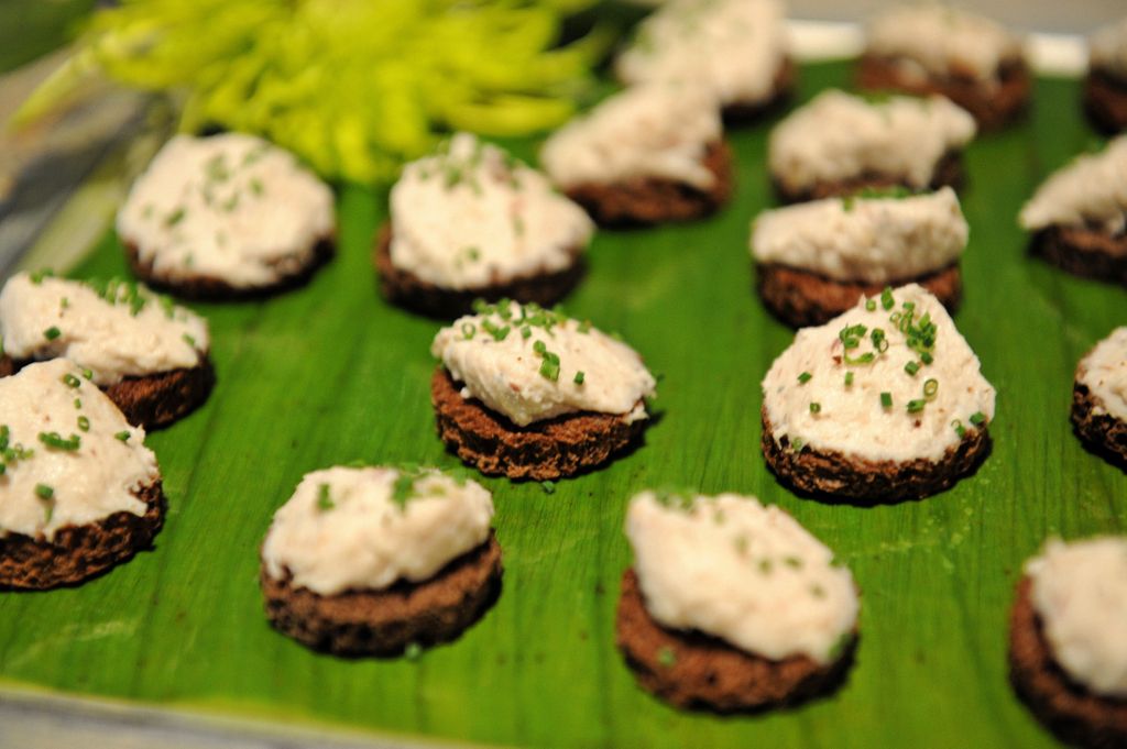 FoodDesignCater's tweet image. Smoked Blue Fish Pate on Pumpernickel Rounds with Chives 🐟 
.
.
.
.
#greenwich #westchester #longisland #rhodeisland #nyc #hamptons #fooddesign #catering #fooddesigncatering #instachef #chef #chefslife #foodie #instagood #foodporn #foodswag #foodfetish #foodstagram #foodart