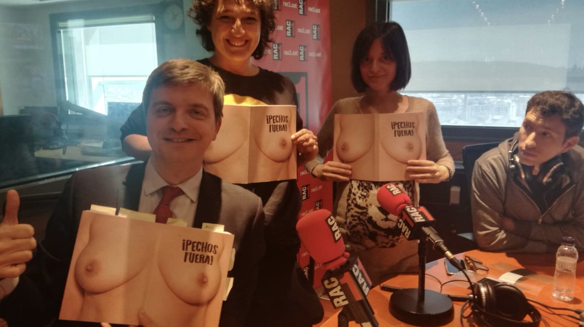 School_Feminism's tweet photo. Hoy estuvimos hablando de ¡Pechos Fuera! en @vosteprimer.
Subimos 2 fotos de la portada del libro a su IG.
La primera fue eliminada en 10 min. 
La segunda sigue en su perfil.
Hoy puede ser el primer día sin censura de los pezones femeninos en las redes. ¿Imaginas? Nosotras sí.
🙏 https://t.co/3C47apY60v