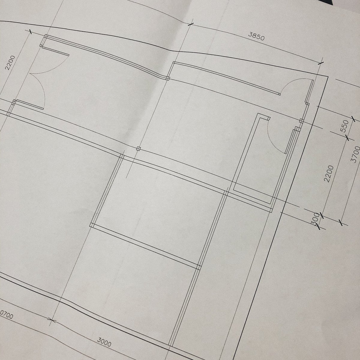 PAAMPOMAQ's tweet photo. กำลังจะรื้อห้องเก็บของเก่าทำห้องทำงานใหม่ แม่เขียนแบบใน AutoCAD เตรียมไว้ให้ช่างดู นี่เลยลองเอาแบบมาวางเฟอร์นิเจอร์ใน The Sims :-) https://t.co/rBCgGt8GtF