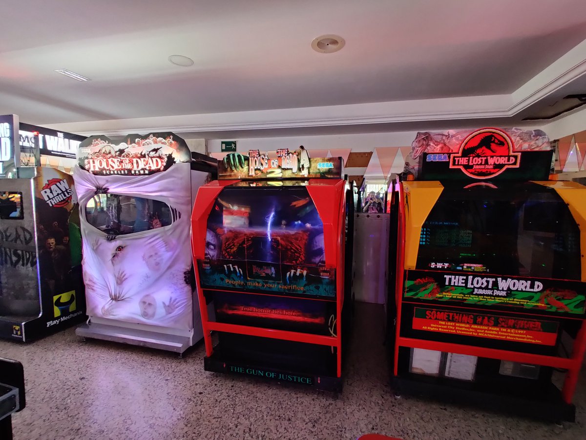 7Ten's tweet photo. Lanzarote, where you can play Namco's ancient #AceDriver, Jaleco's #ArmChampsII and also clock #HouseofTheDead 5 inbetween getting drunk at Dick's Bar @Tedward618 @orochinagicom  #Arcade #CoinOp #CanaryIslands #HotD https://t.co/6f1tYxw4W1