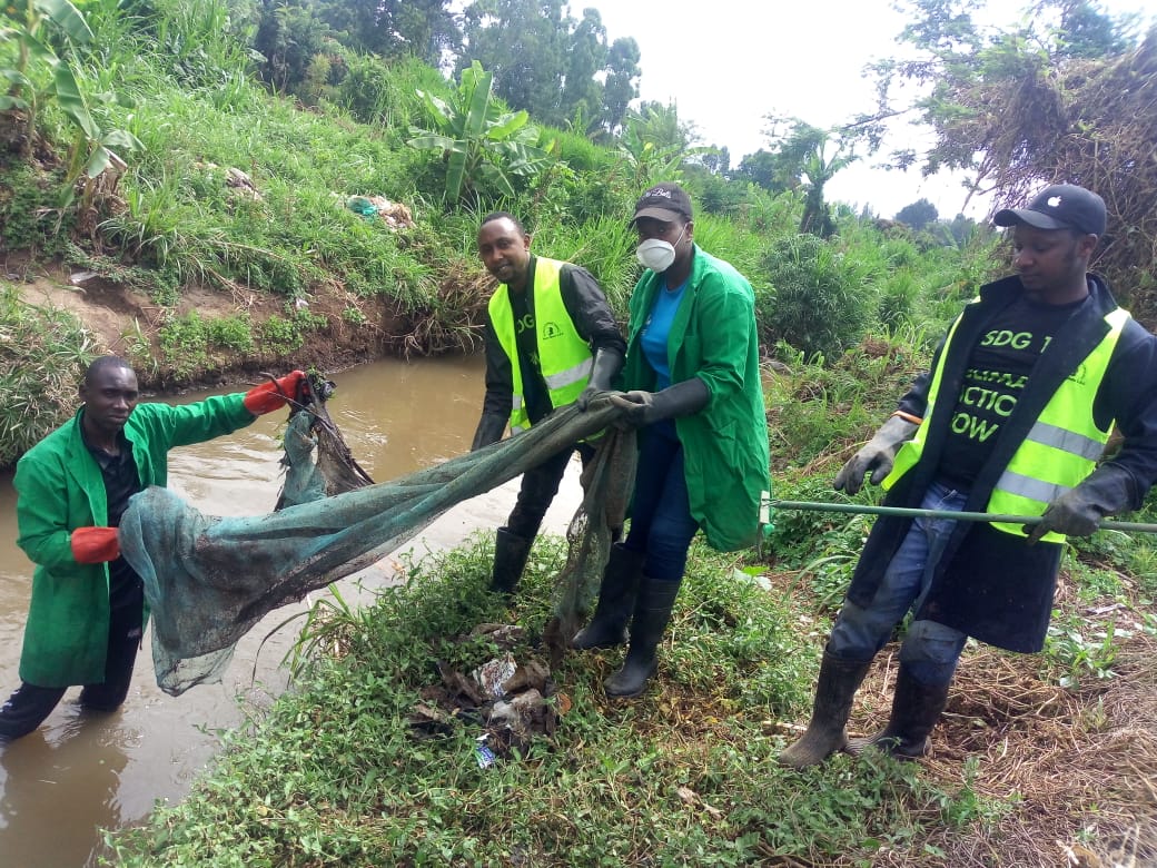 GreenGlobe_CBO's tweet photo. Yesterday We joined @Consumers_Kenya week 9 #MbagathiRiverCleanup Rivers dont just carry water they carry life. @JacobKumenda @Ezzie_kamau @AliceKemnto #MondayMotivation #beatplasticpollution  @NemaKenya https://t.co/VXdgMJS8L1
