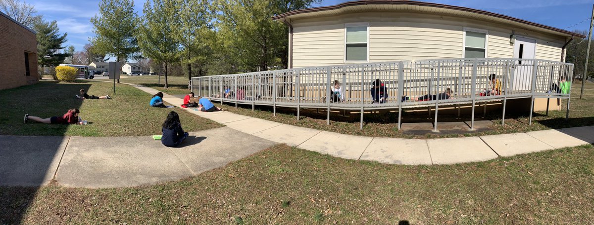 MrsSTechsItOut's tweet photo. How do you soak in the sun?? While reading of course! #sunshinereading https://t.co/MGKh2b2qbb