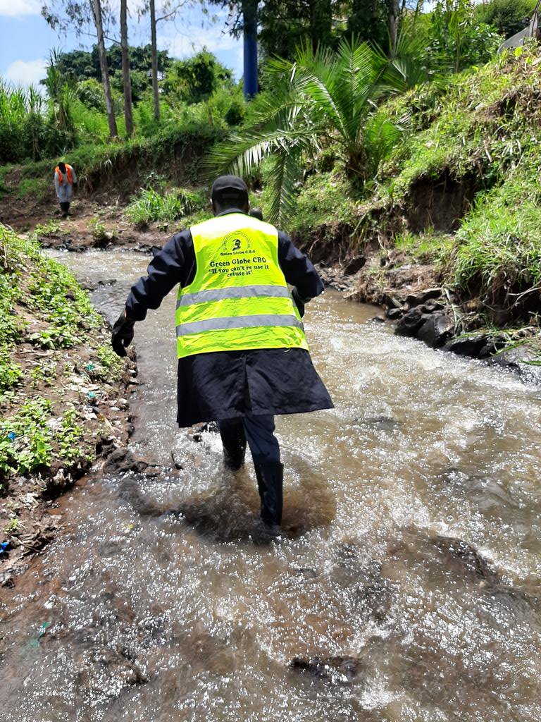 GreenGlobe_CBO's tweet photo. Yesterday We joined @Consumers_Kenya week 9 #MbagathiRiverCleanup Rivers dont just carry water they carry life. @JacobKumenda @Ezzie_kamau @AliceKemnto #MondayMotivation #beatplasticpollution  @NemaKenya https://t.co/VXdgMJS8L1