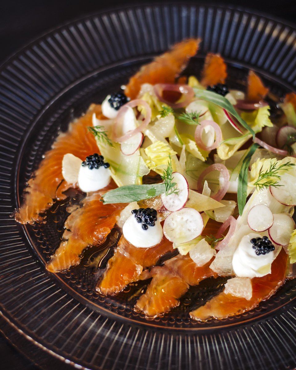 ArthursToronto's tweet photo. Smoked Salmon | crème fraîche, mujjol caviar, crudité, pickled onions &amp; lemon https://t.co/HcJQC2Wuiz
