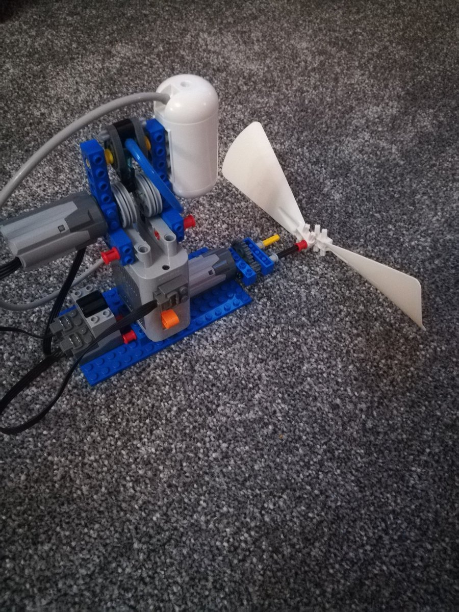 Felicityconlon2's tweet image. Yesterday&apos;s Lewis built a lego pneumatic hand from instructions and a fan from his own invention. #legomasters #legoengineering
