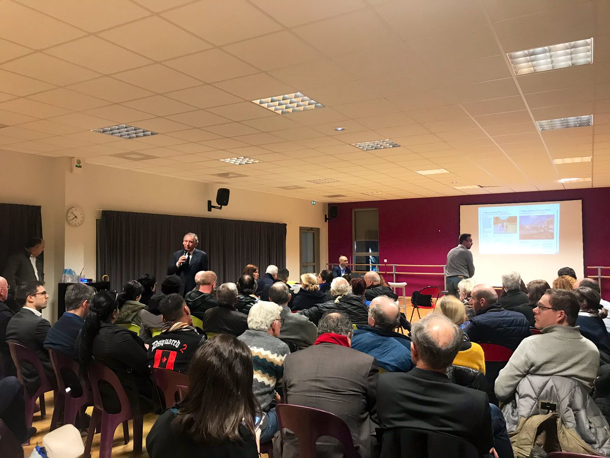 nousaimonspau's tweet photo. Beaucoup de palois et de paloises présents ce soir pour la réunion de proximité à la MJC des fleurs ! Une des nombreuses rénovations entreprises lors du dernier mandat ! https://t.co/adzHH4wH09