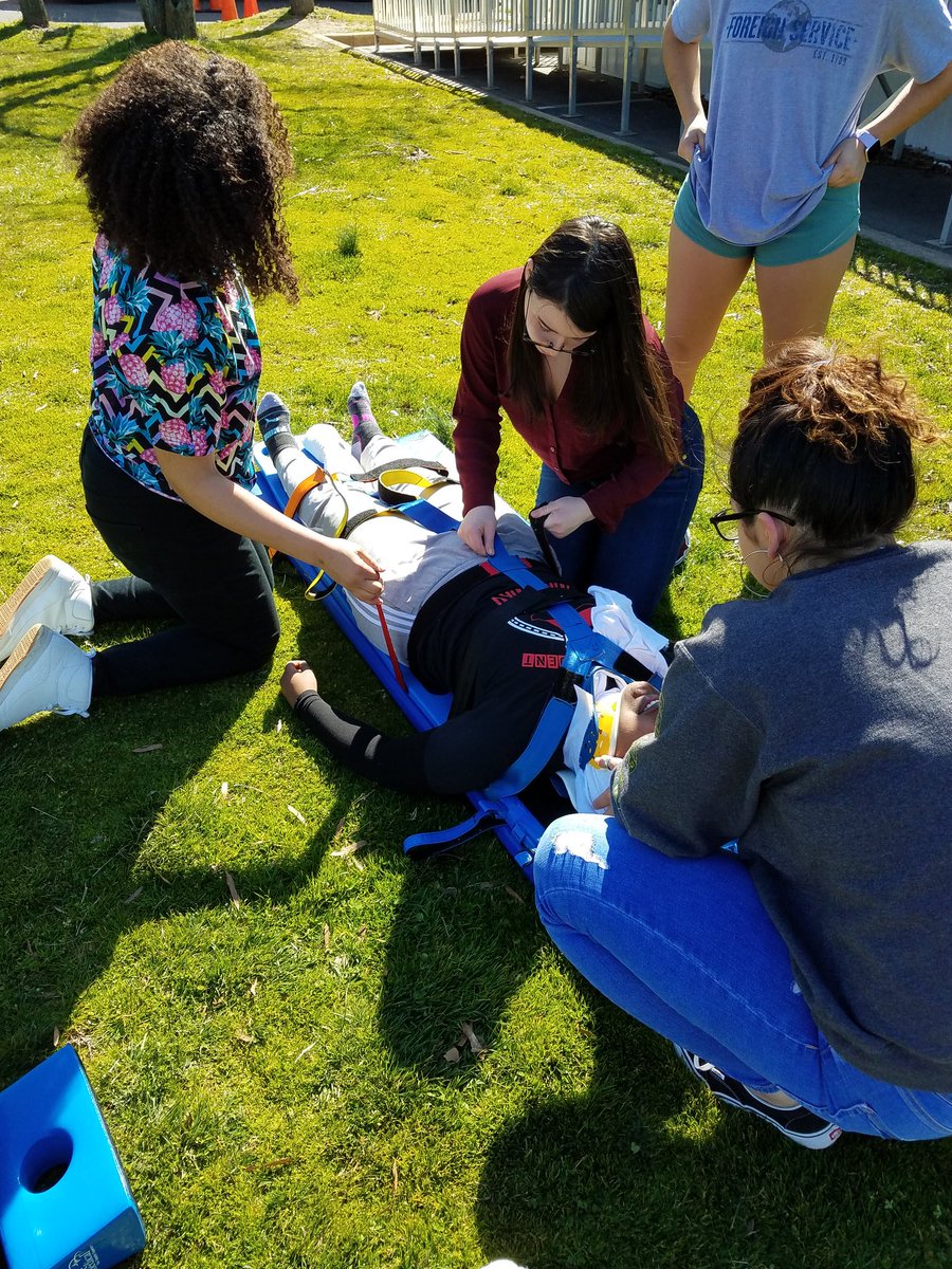 ACC_PT's tweet photo. @ACC_PT Physical Therapy students practicing spine immobilization on a beautiful spring day. https://t.co/Cbg0oTBsSE