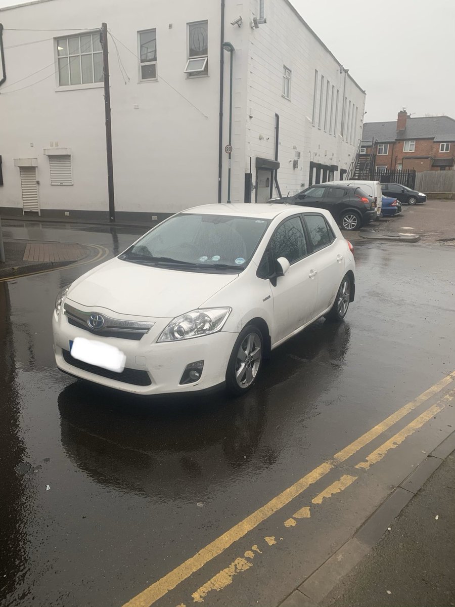 This driver tried to argue they’re not parked on double yellows. I said that’s right, you’re in the middle of the road causing an obstruction here’s your ticket! <a href="/ParkingTeamNttm/">Parking Regulation & Compliance</a> <a href="/CP_VehiclePound/">NCC Vehicle Pound</a> <a href="/CaFNottmCity/">Nottingham City Blue Badge & Permit Compliance</a> @RadfordRdCops <a href="/BadParkersUK/">InconsiderateParkers</a> <a href="/cpo_taxi/">NCC Taxi Enforcement</a> <a href="/BadlyParked/">Badly Parked Cars</a>