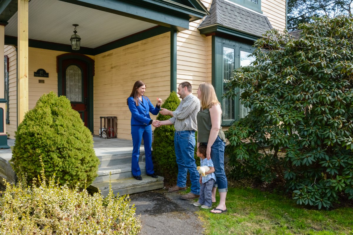 Ready? Set. Sold! We've got the expertise to get you to your next home in no time.