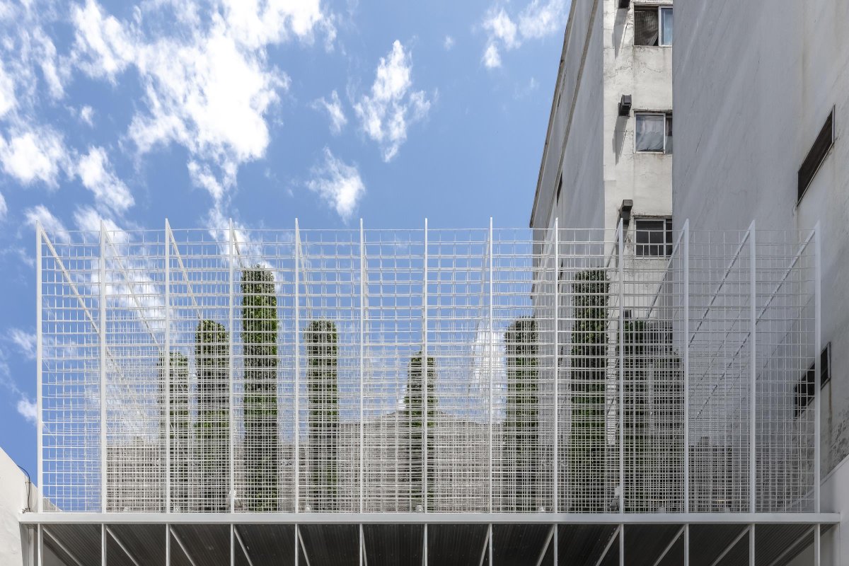 WACommunity's tweet image. Hitzig Militello Architects uses vegetation through cylinders in the interiors of a restaurant and bar in Argentina: worldarchitecture.org/architecture-p… #interiordesign #interiors #argentina