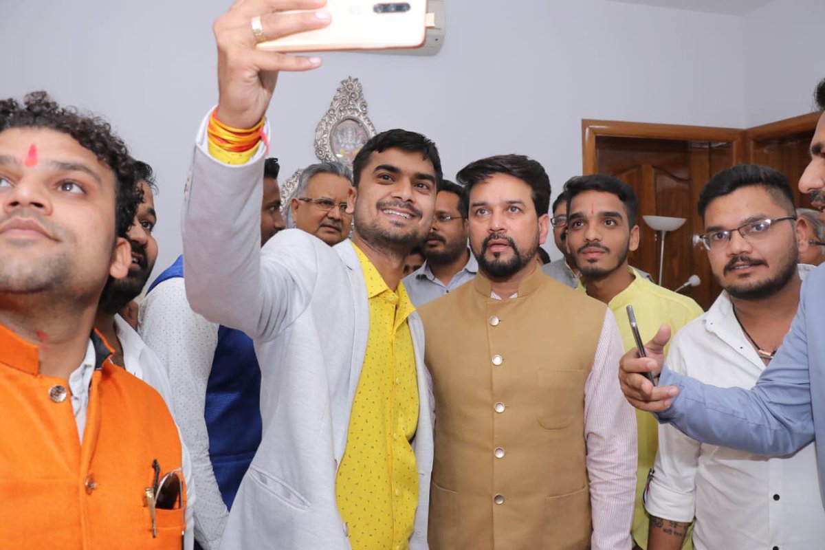 drutkarsh7's tweet image. आज केंद्रीय मंत्री श्री @ianuragthakur जी से रायपुर स्थित @drramansingh जी के निवासस्थान पर सौजन्य मुलाकात हुई।
साथ ही साथ रायपुर एयरपोर्ट ओर उनका स्वागत भी किया
@drtrivedishomeo #teamat  #drutkarsh7 #dr_trivedishomeopathy