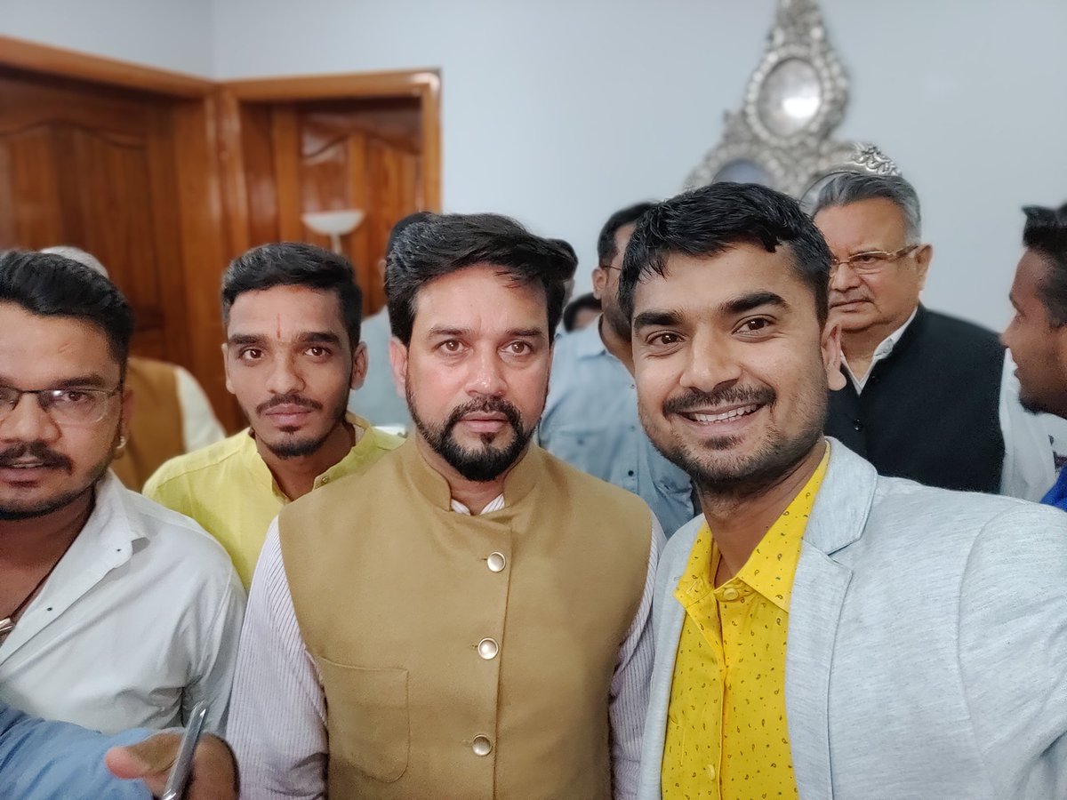 drutkarsh7's tweet image. आज केंद्रीय मंत्री श्री @ianuragthakur जी से रायपुर स्थित @drramansingh जी के निवासस्थान पर सौजन्य मुलाकात हुई।
साथ ही साथ रायपुर एयरपोर्ट ओर उनका स्वागत भी किया
@drtrivedishomeo #teamat  #drutkarsh7 #dr_trivedishomeopathy