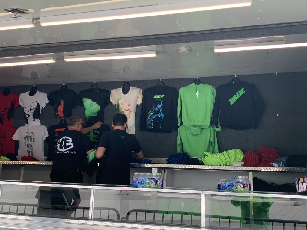 concertleaks's tweet photo. BILLIE EILISH TOUR MERCH https://t.co/YG5CkZTugz
