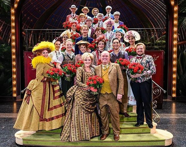 Ik stuiter nog steeds! ❤❤❤
Wat een droom van een première! Ik ben zo trots dat ik hierin sta. Alle lof deze groep op en achter het toneel! Deze show is teamwork ten voeten uit. 
Een diepe buiging voor @ivandenende die met zoveel passie en liefde deze… instagram.com/p/B9heWDJlJiE/