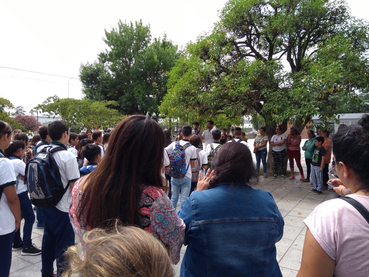 gusfranci's tweet photo. Primer día de primer año de secundaria, expectativas, dudas, miedos, ganas, alegría, todo eso junto en cada estudiante y su familia. Que sea un gran año para ellos, y también para todos los docentes que los esperan! https://t.co/b1yJVepgxT
