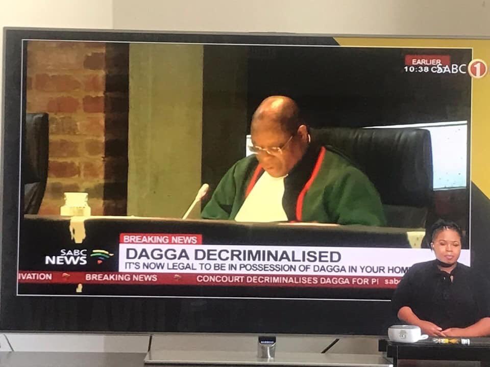 AdvoBarryRoux's tweet photo. Maybe I’m high or something! why is the sign language lady outside of the tv? https://t.co/55mYzDC47U