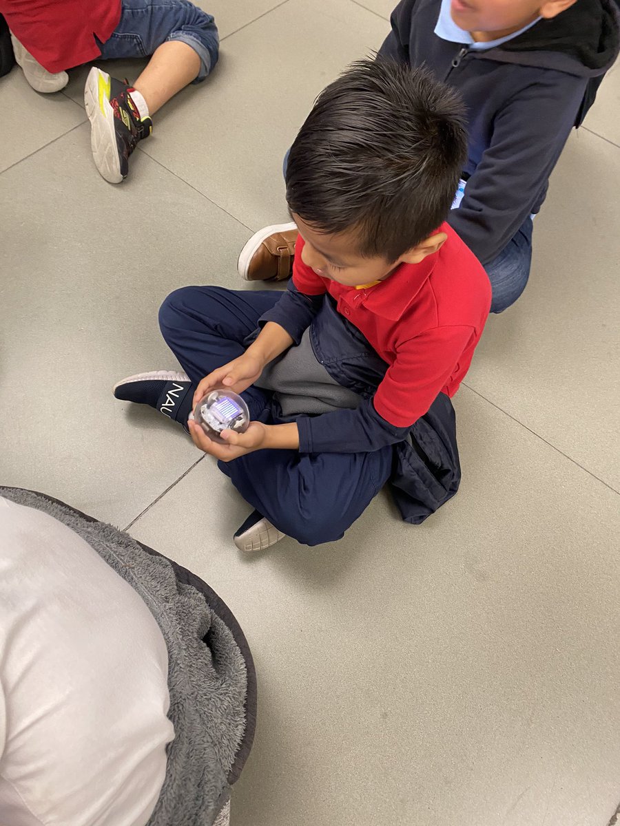 BestKidsofAll's tweet photo. Apple Store at Willowbrook Mall - programming robots through coding! @ChancellorComet https://t.co/eA9h1Ad4PI