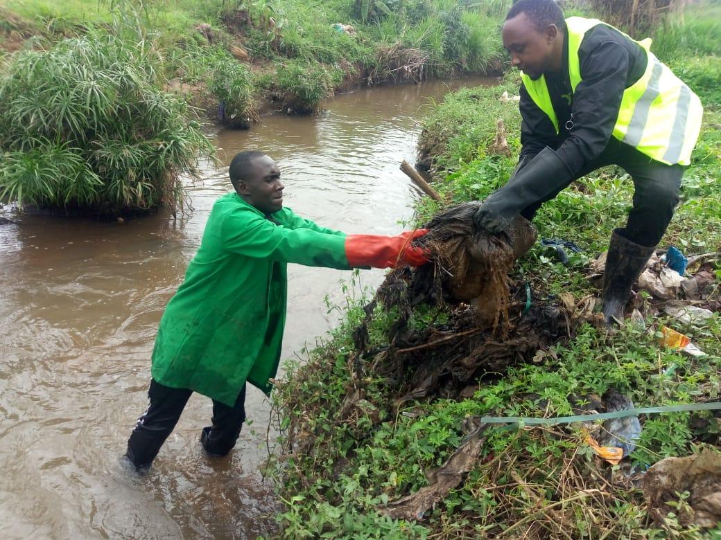 GreenGlobe_CBO's tweet photo. Yesterday We joined @Consumers_Kenya week 9 #MbagathiRiverCleanup Rivers dont just carry water they carry life. @JacobKumenda @Ezzie_kamau @AliceKemnto #MondayMotivation #beatplasticpollution  @NemaKenya https://t.co/VXdgMJS8L1