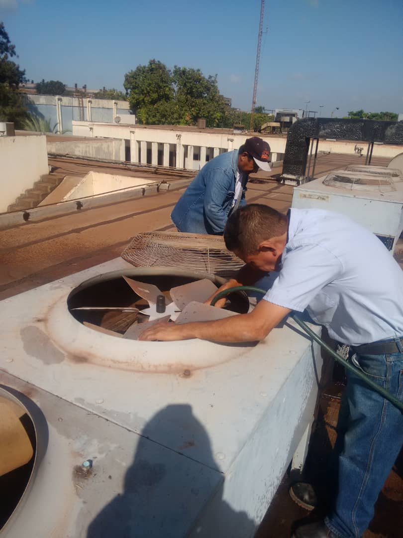 VENALUM_CVG's tweet photo. #AhoraEnVenalum|| Como parte de las actividades de servicios generales que se ejecutan en la planta, se realiza mantenimiento de aires acondicionados al Edificio de Sistemas, a fin de garantizar ambientes óptimos para el buen funcionamiento de equipos.
#JuntosSomosIndestructibles https://t.co/mkf2AmaoHh