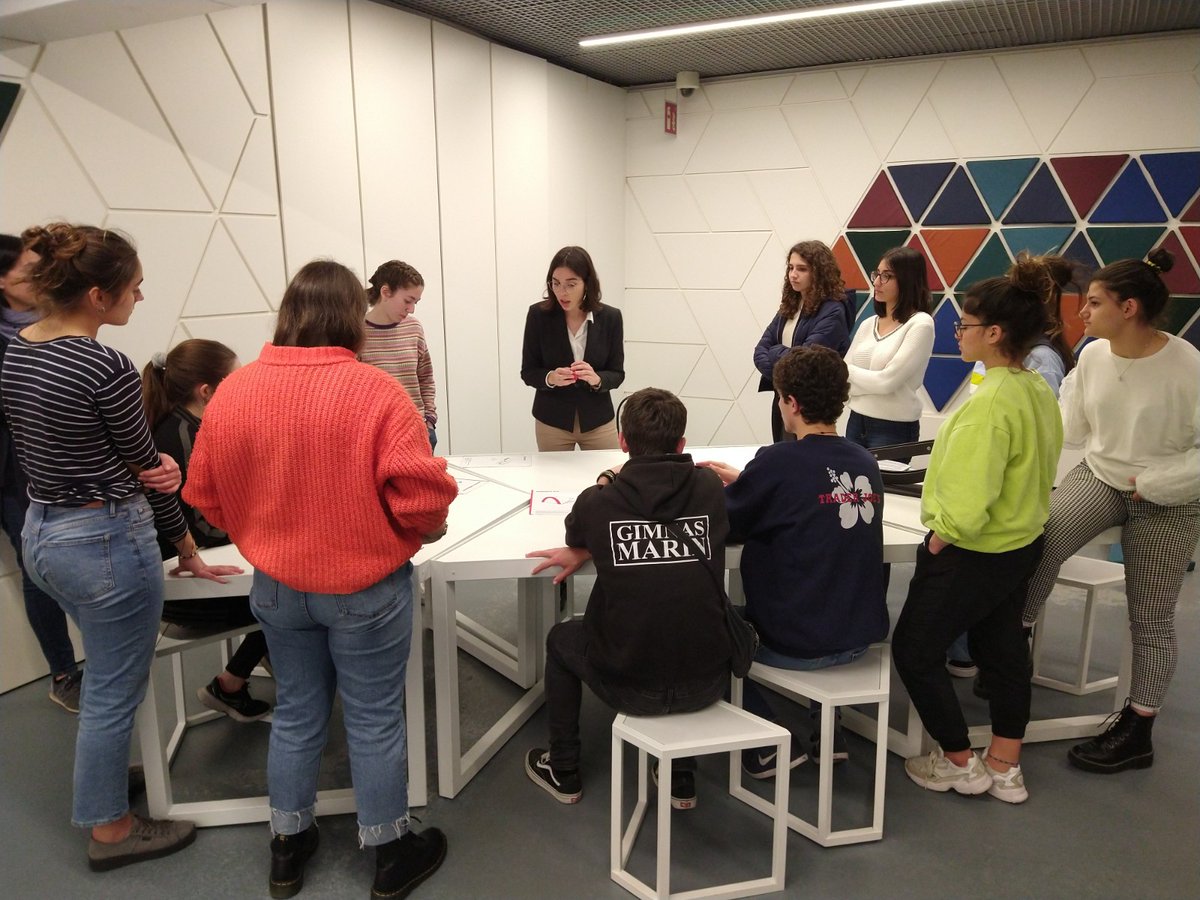 CosmoCaixa_CAT's tweet photo. Els nostres #CosmoExplainers continuen amb la seva formació! Avui, de la mà de @Lavola1981 👇 https://t.co/syzub8Wq4j